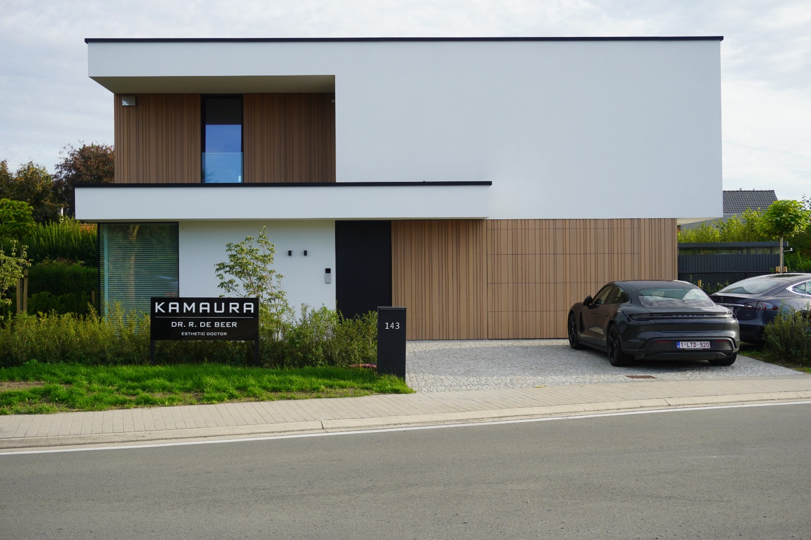 Gevel van de Kamaura praktijk in Knokke